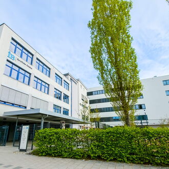Zwei junge Männer in einem Arbeitsraum