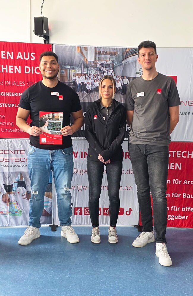 Drei Studierende stehen am Informationsstand der IGW Ingenieure in Böblingen und präsentieren ihre Studienangebote.