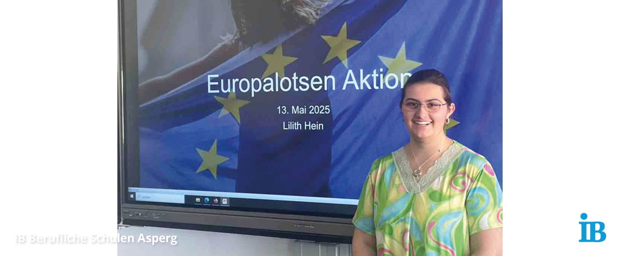 Eine Frau steht lächelnd vor einer Präsentation mit dem Titel "Europalotsen Aktion" und einer EU-Flagge im Hintergrund.
