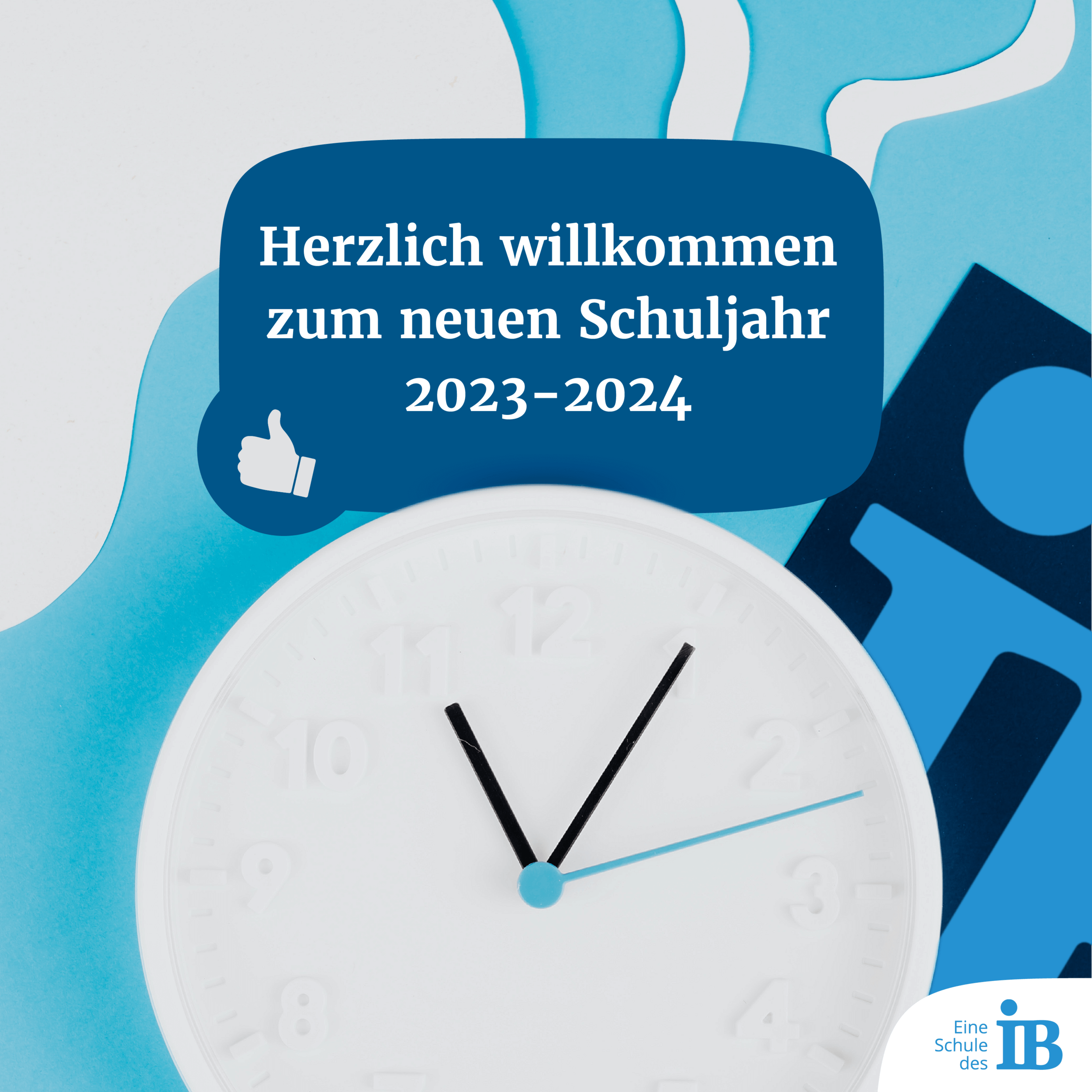 Eine weiße Uhr zeigt die Zeit an, während darüber ein Willkommensgruß für das Schuljahr 2023-2024 schwebt.
