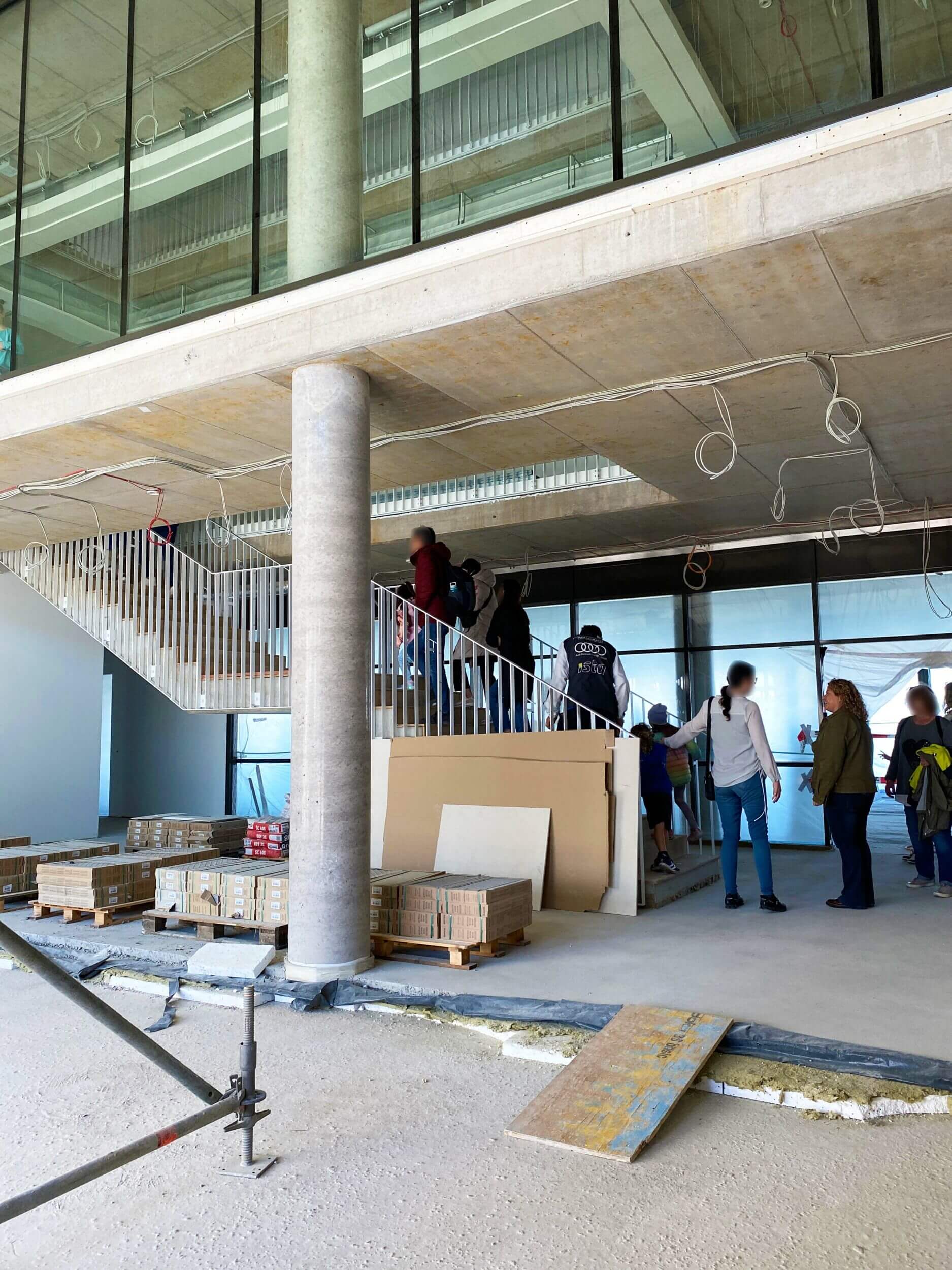 Eltern besichtigen die Baustelle der Grundschule Flugfeld am Tag der offenen Tür.