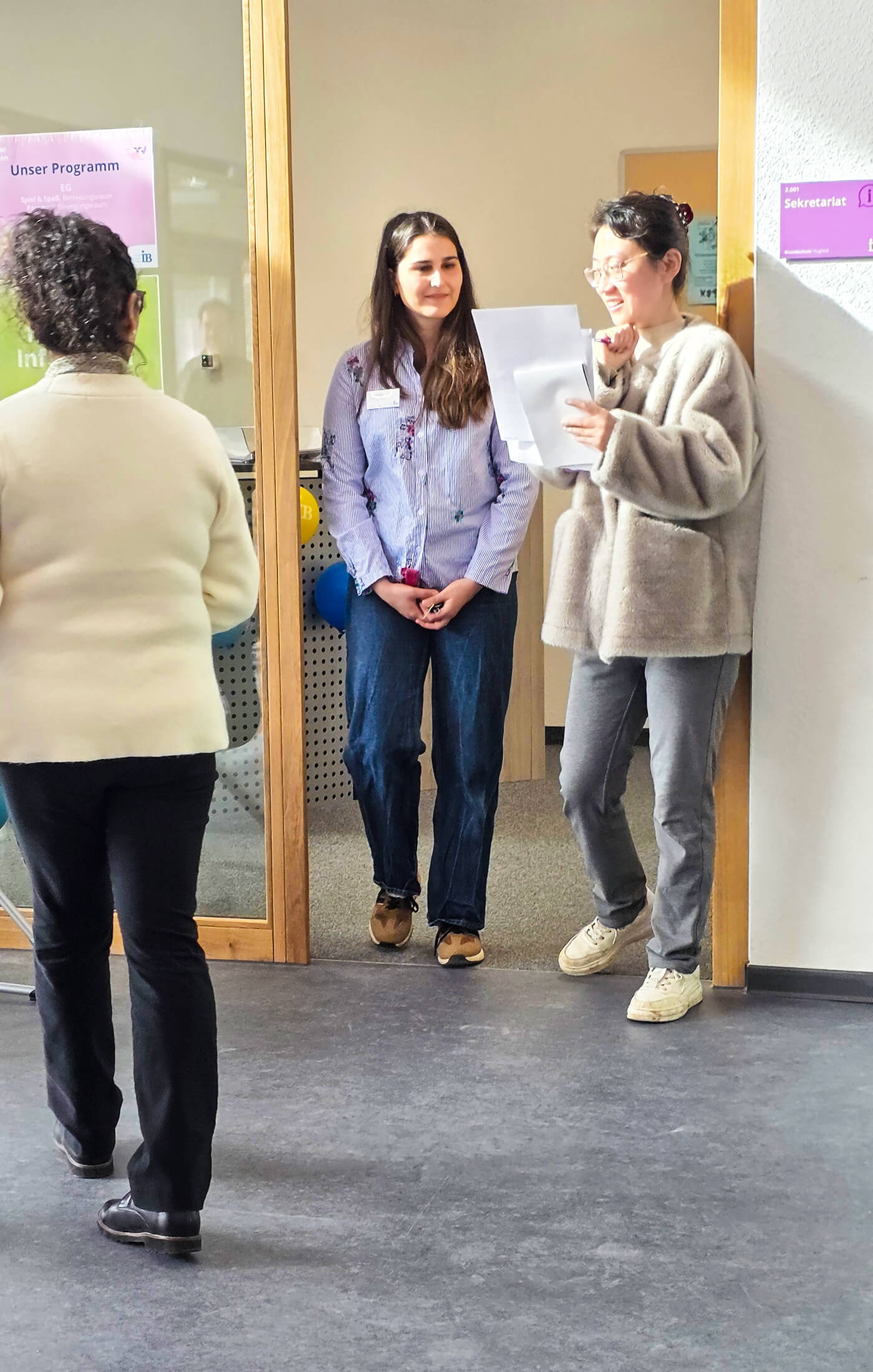 Zwei Lehrerinnen führen ein Gespräch in der Grundschule während eines Tags der offenen Tür für Familien.